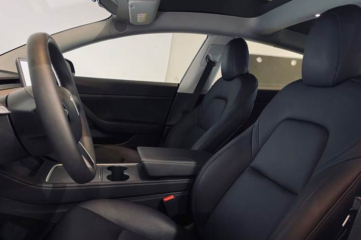 Rød Tesla Model 3 fra 2021