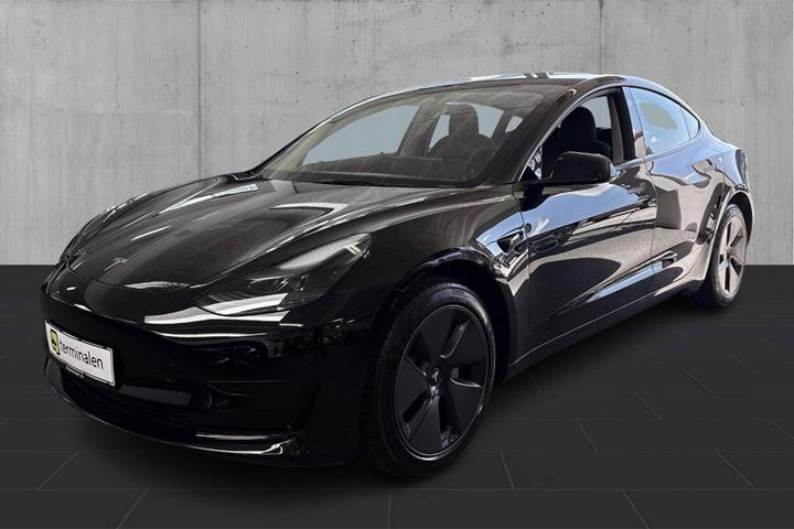 Sort Tesla Model 3 fra 2023 set udefra