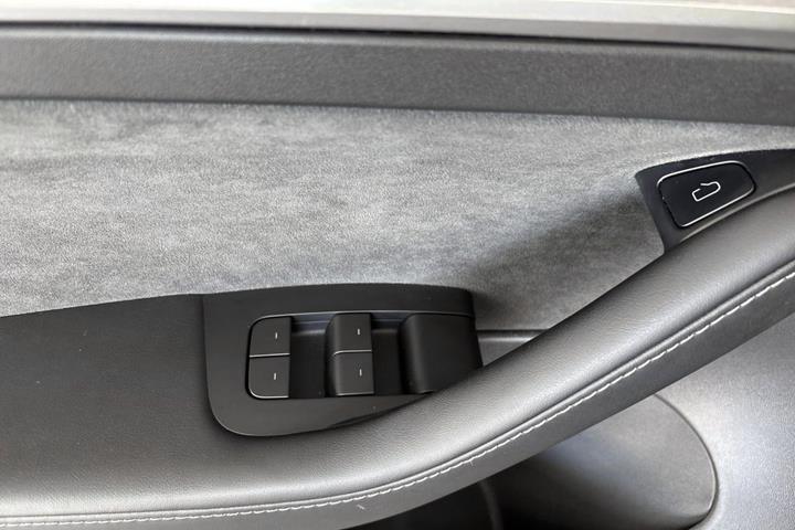 Sort Tesla Model 3 fra 2023