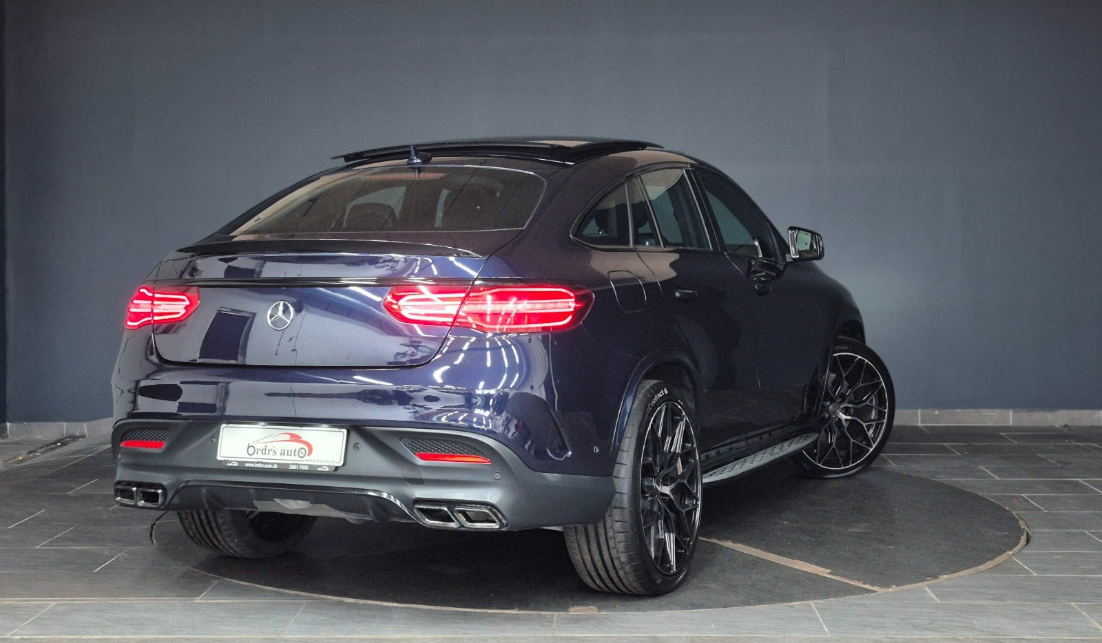 Blå Mercedes GLE400 fra 2016 set udefra