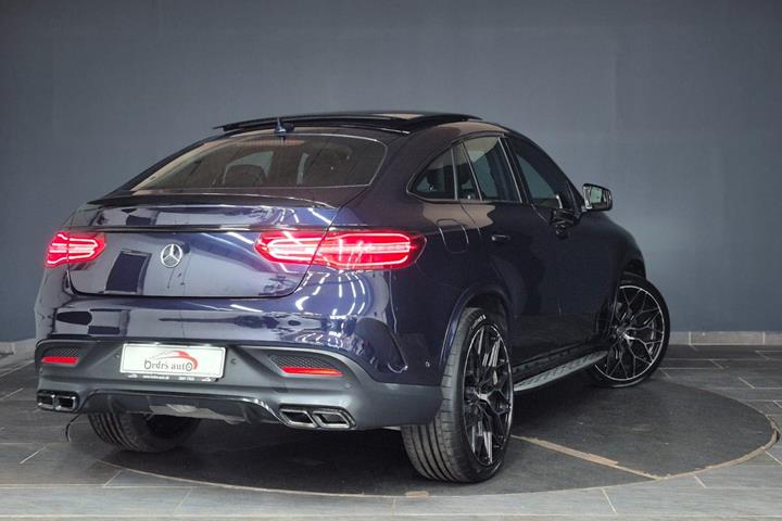 Blå Mercedes GLE400 fra 2016 set udefra