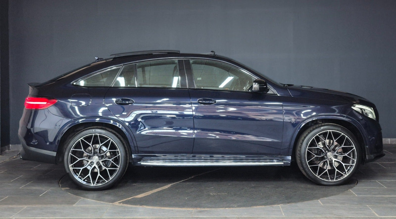 Blå Mercedes GLE400 fra 2016 set udefra