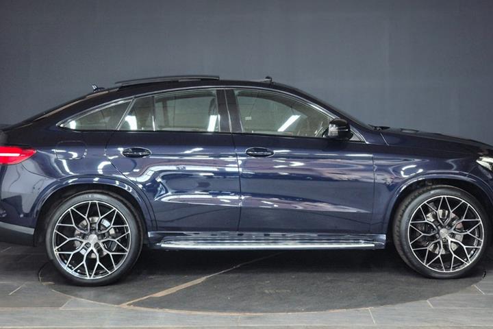 Blå Mercedes GLE400 fra 2016 set udefra