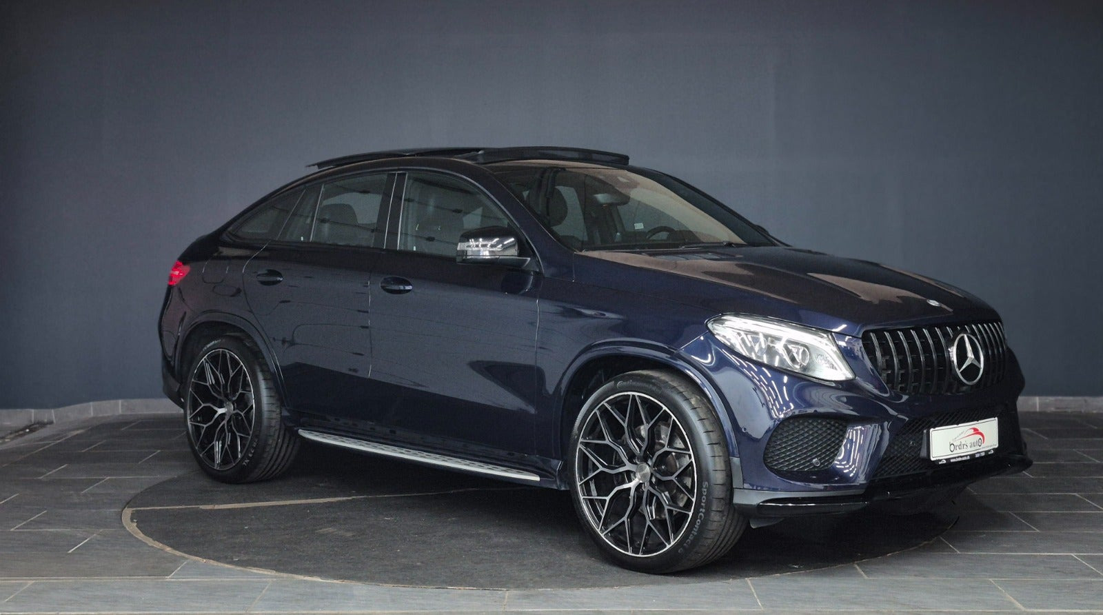 Blå Mercedes GLE400 fra 2016 set udefra