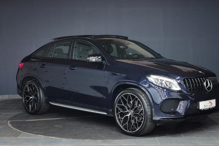 Blå Mercedes GLE400 fra 2016 set udefra