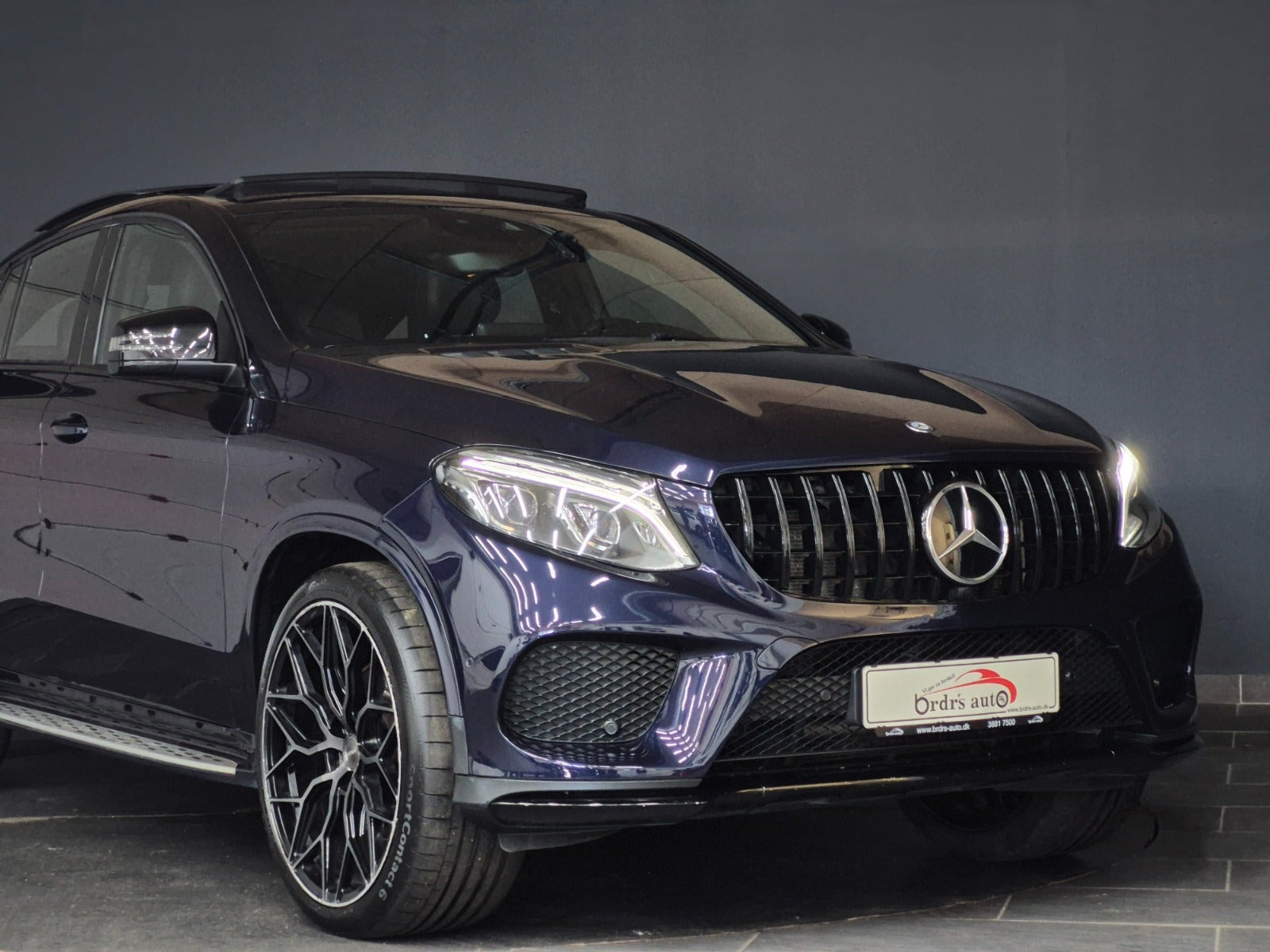 Blå Mercedes GLE400 fra 2016 set udefra