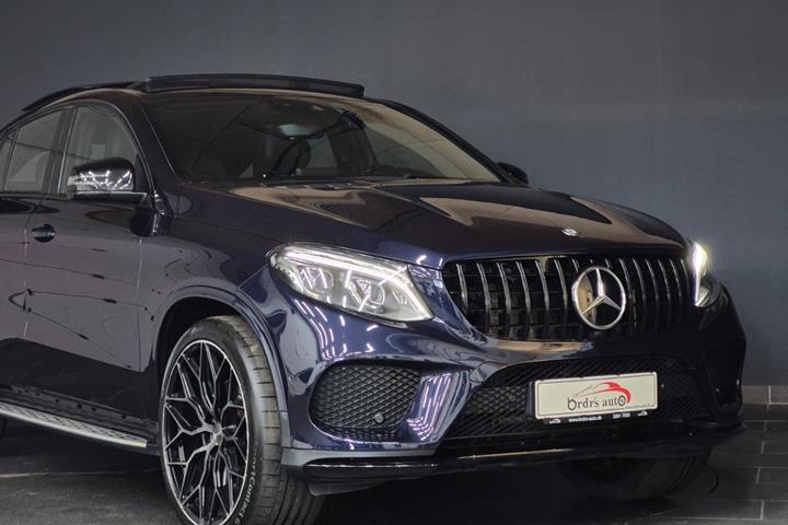 Blå Mercedes GLE400 fra 2016 set udefra
