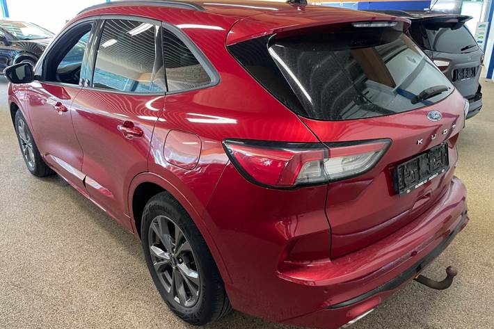 Rød Ford Kuga fra 2020