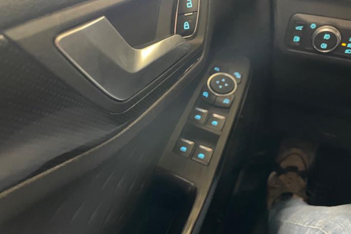 Rød Ford Kuga fra 2020