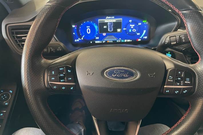 Rød Ford Kuga fra 2020