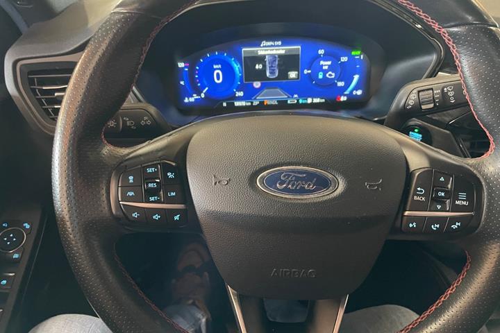 Rød Ford Kuga fra 2020