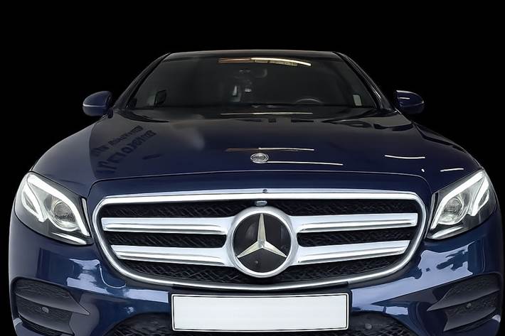 Blå Mercedes E300 de fra 2019