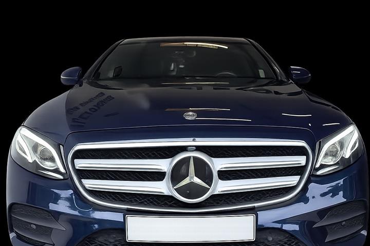 Blå Mercedes E300 de fra 2019