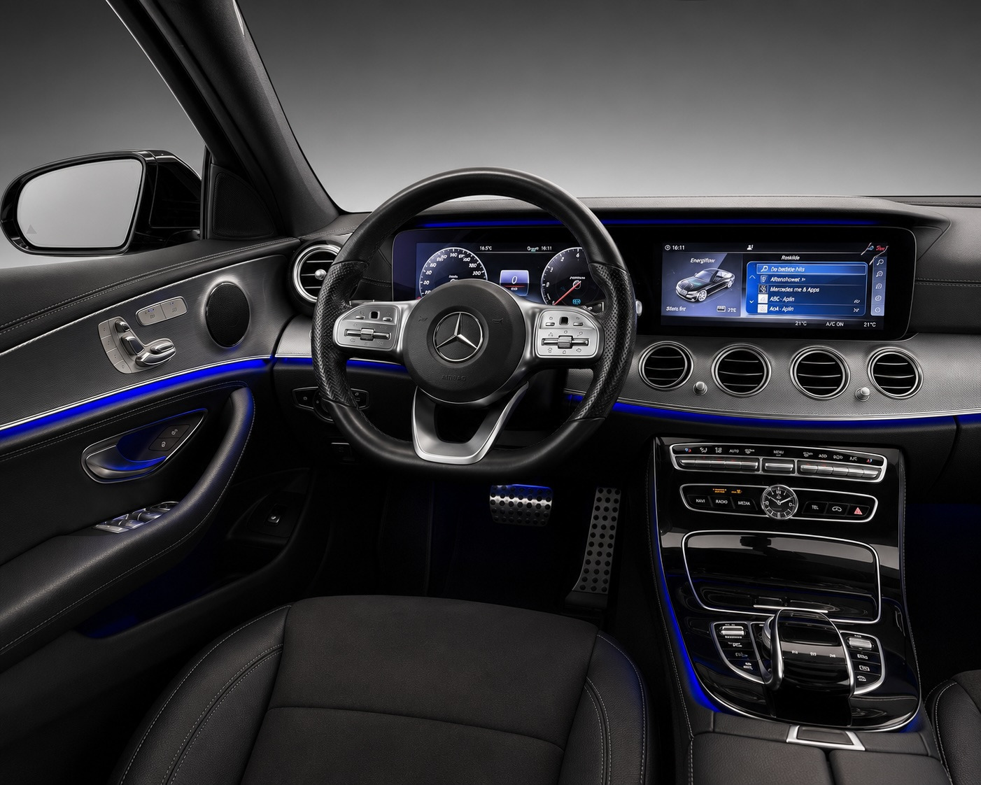 Blå Mercedes E300 de fra 2019