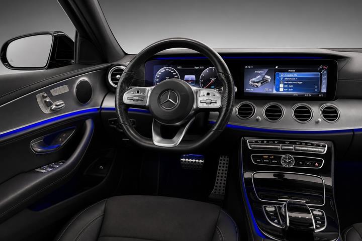 Blå Mercedes E300 de fra 2019