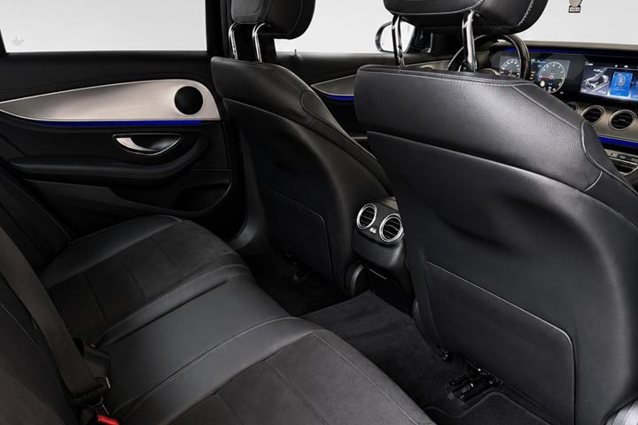 Blå Mercedes E300 de fra 2019