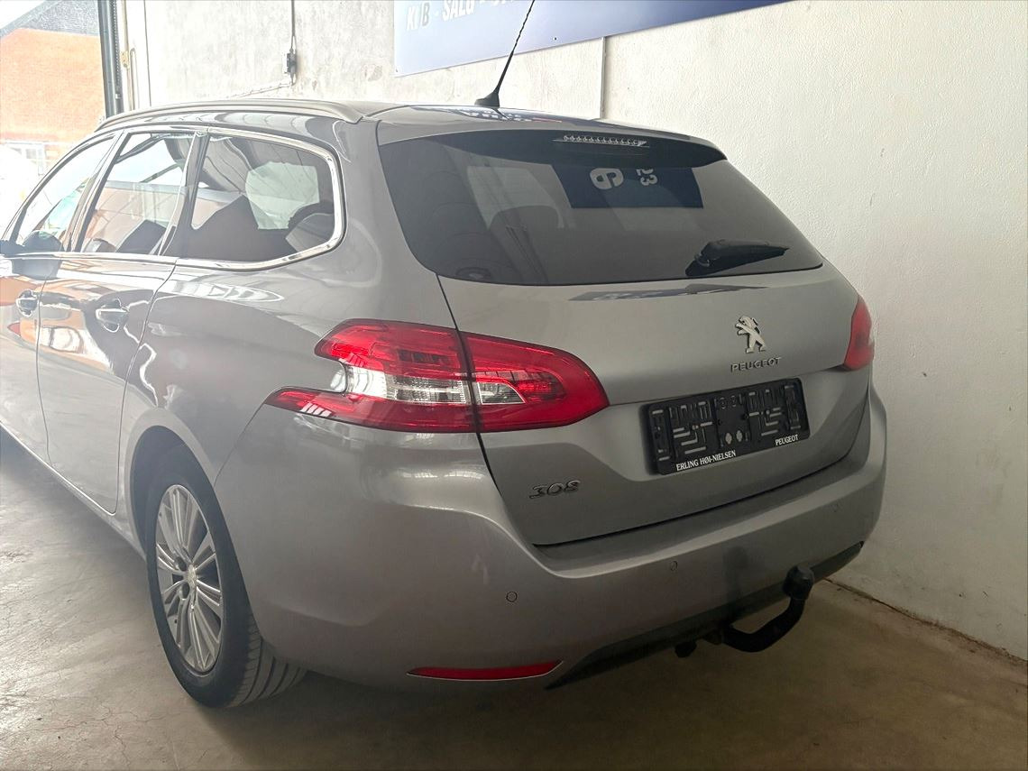 Grå Peugeot 308 fra 2021