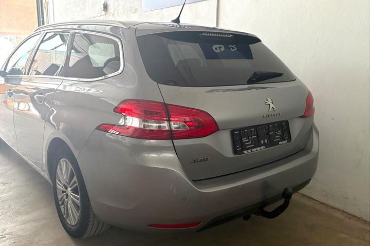 Grå Peugeot 308 fra 2021