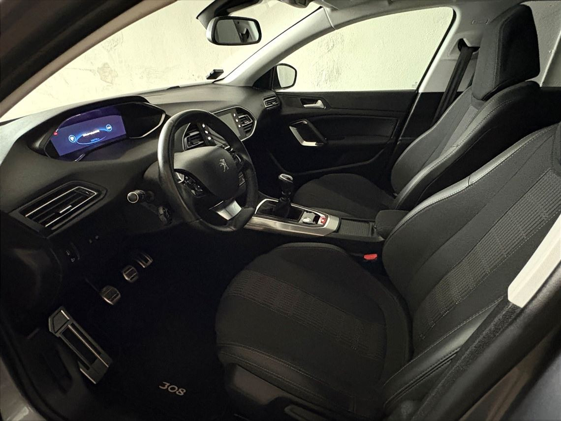 Grå Peugeot 308 fra 2021
