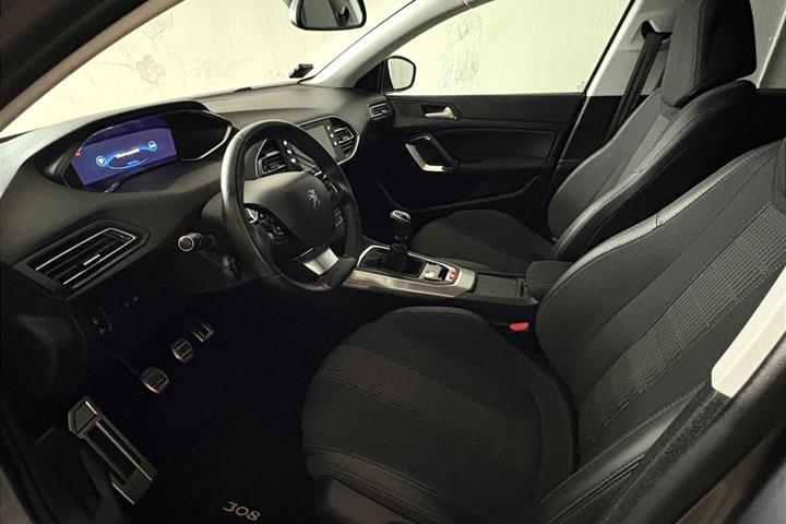Grå Peugeot 308 fra 2021