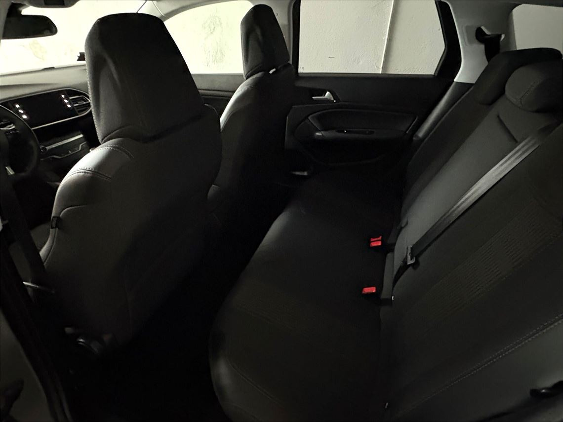 Grå Peugeot 308 fra 2021