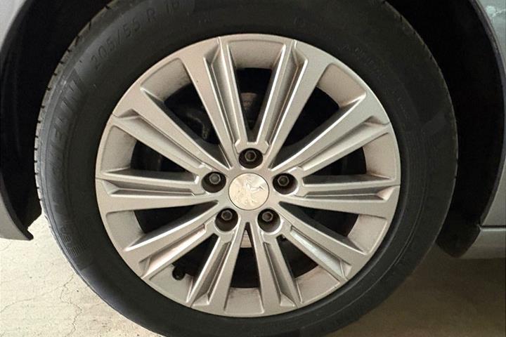 Grå Peugeot 308 fra 2021