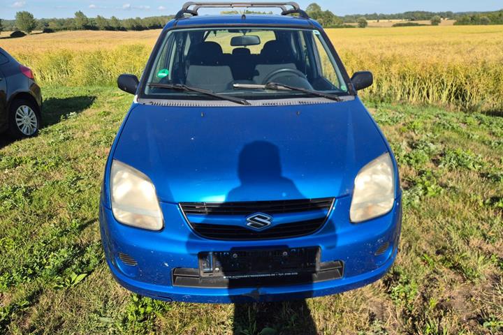Blå Suzuki Ignis fra 2005