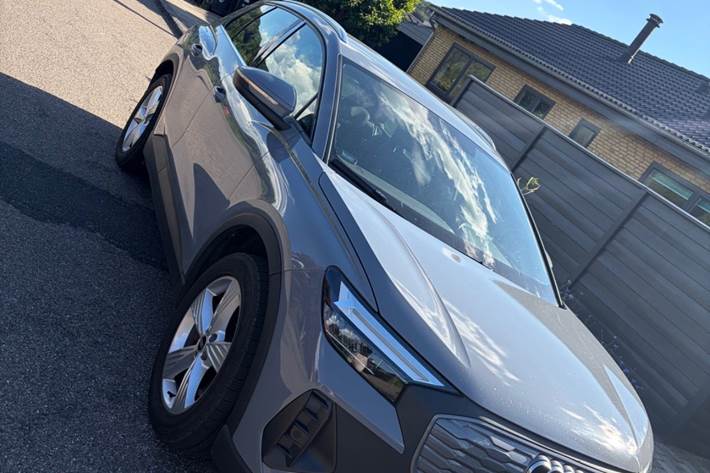 Grå Audi Q4 e-tron fra 2021