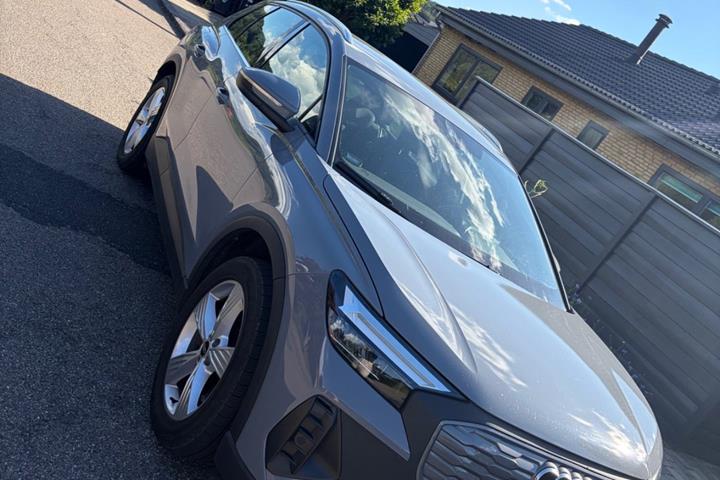 Grå Audi Q4 e-tron fra 2021