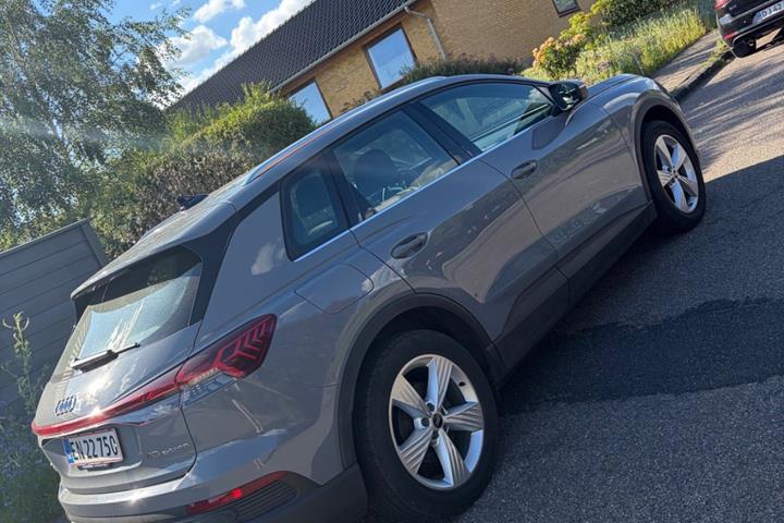 Grå Audi Q4 e-tron fra 2021