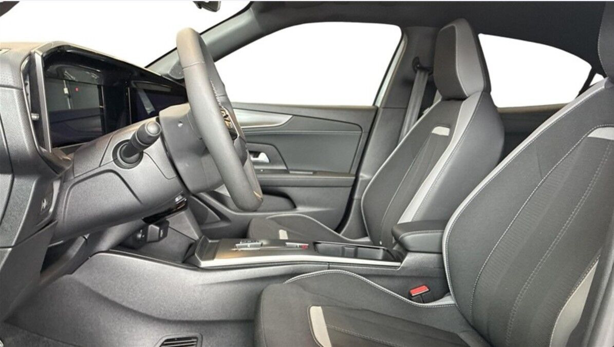 Sølv Opel Mokka-e fra 2025