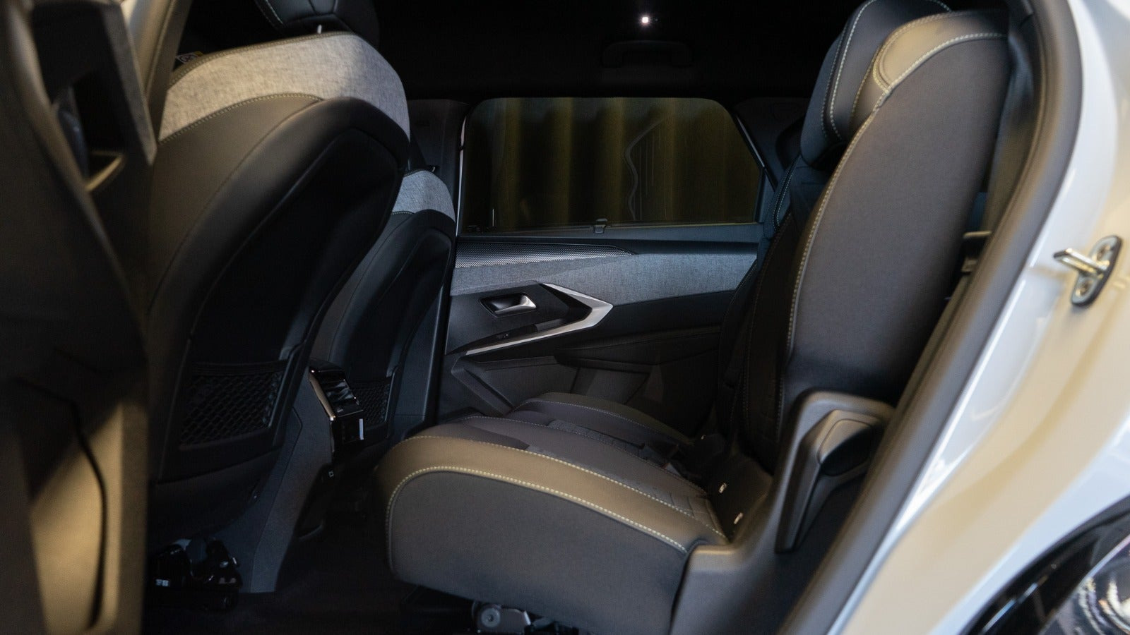 Hvid Peugeot e-5008 fra 2026