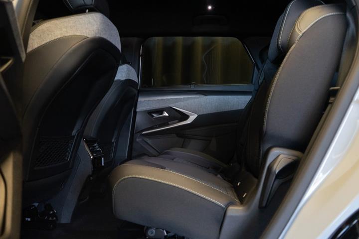 Hvid Peugeot e-5008 fra 2026