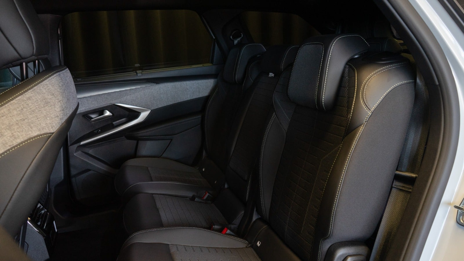 Hvid Peugeot e-5008 fra 2026