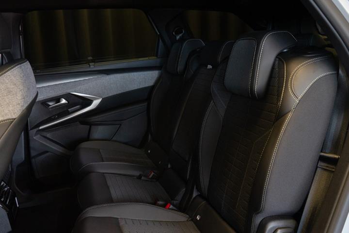 Hvid Peugeot e-5008 fra 2026