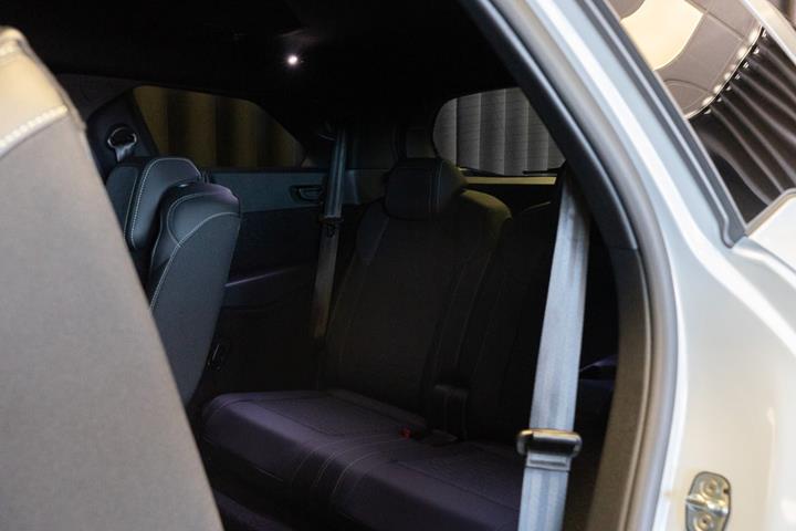 Hvid Peugeot e-5008 fra 2026
