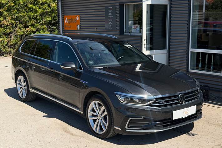 Grå VW Passat fra 2020