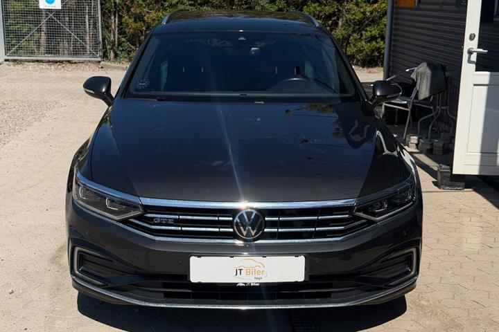 Grå VW Passat fra 2020