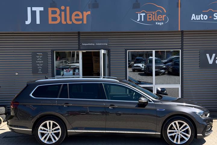 Grå VW Passat fra 2020