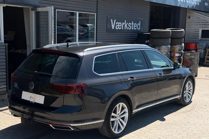 Grå VW Passat fra 2020