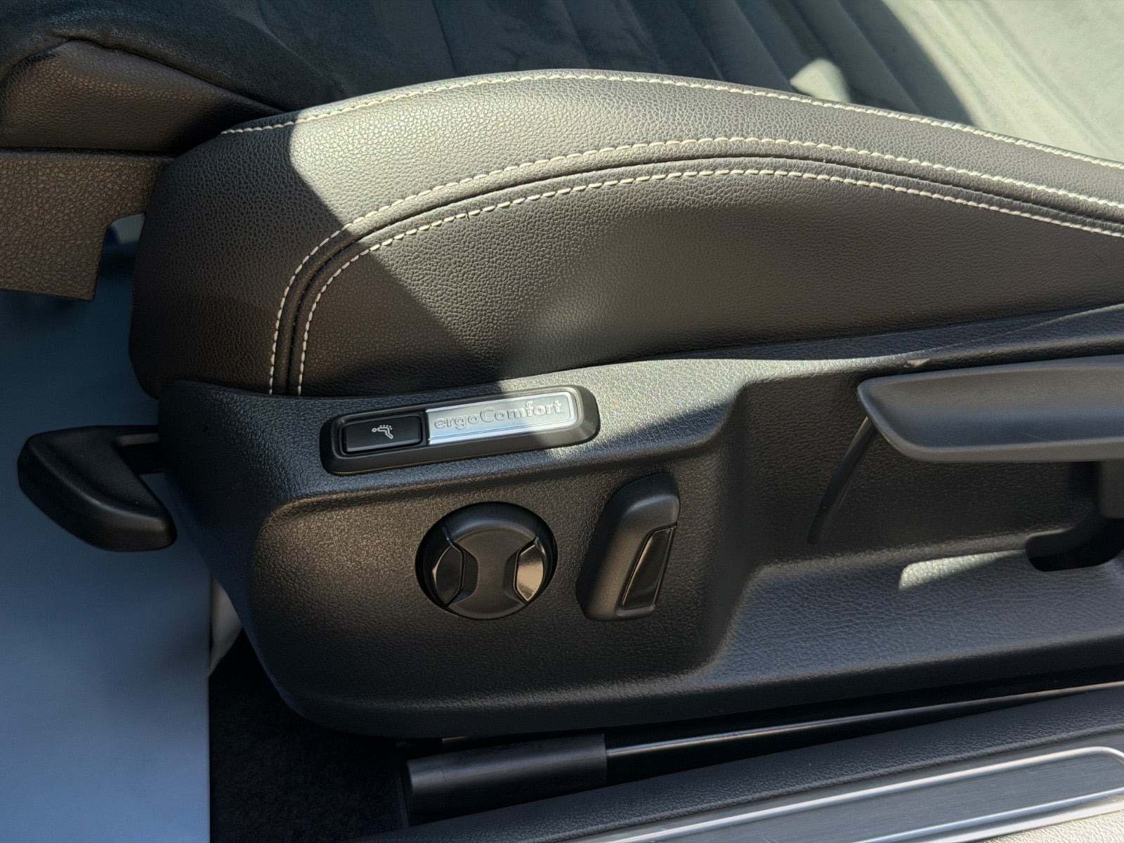 Grå VW Passat fra 2020