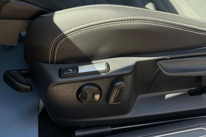Grå VW Passat fra 2020