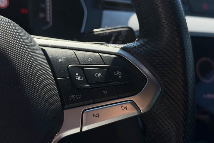 Grå VW Passat fra 2020