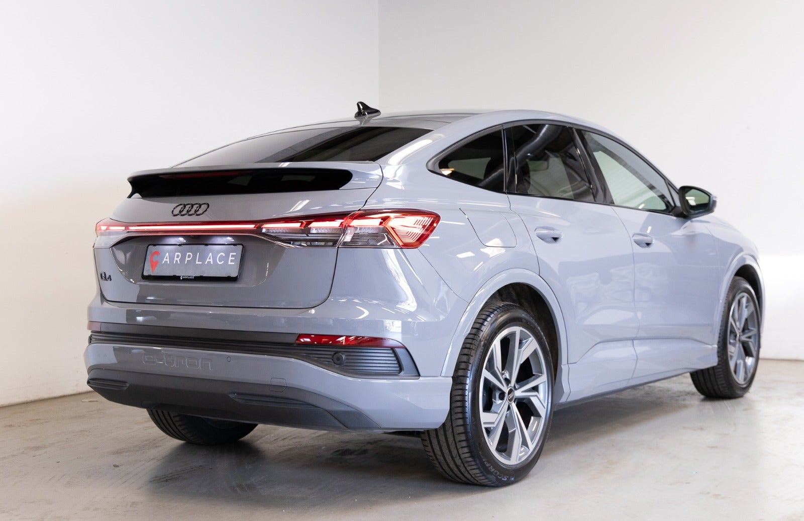Grå Audi Q4 e-tron fra 2024