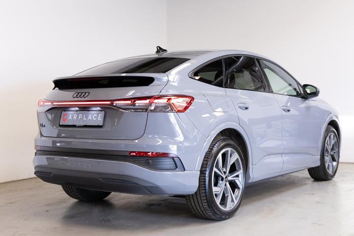 Grå Audi Q4 e-tron fra 2024