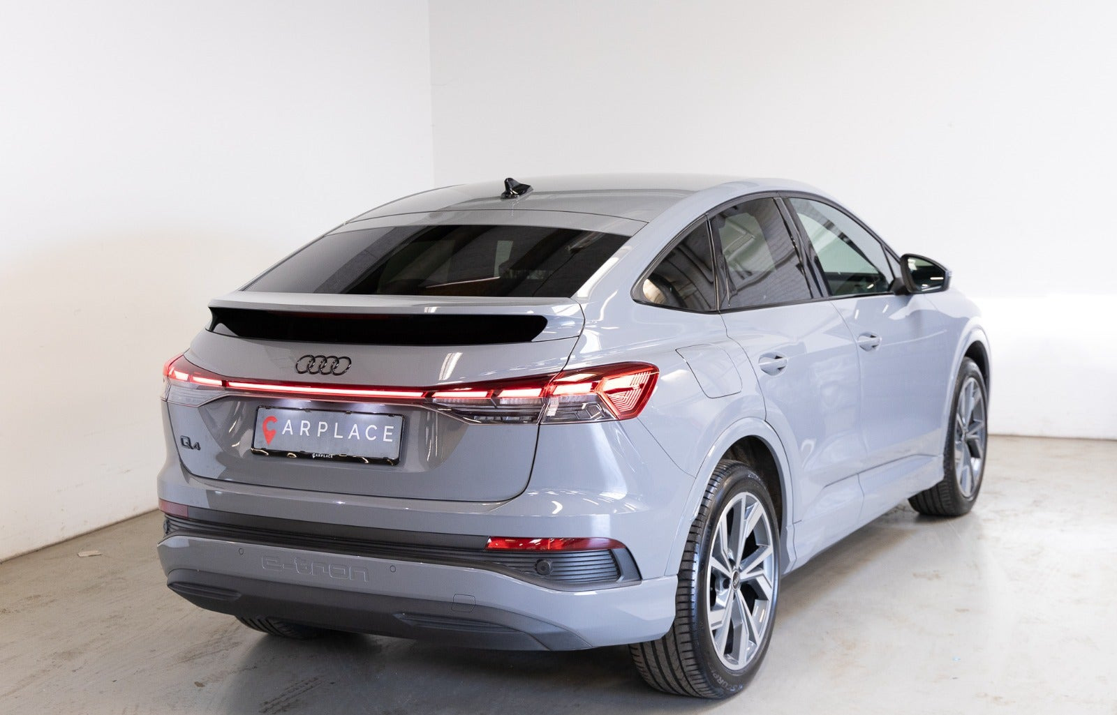 Grå Audi Q4 e-tron fra 2024