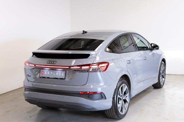 Grå Audi Q4 e-tron fra 2024