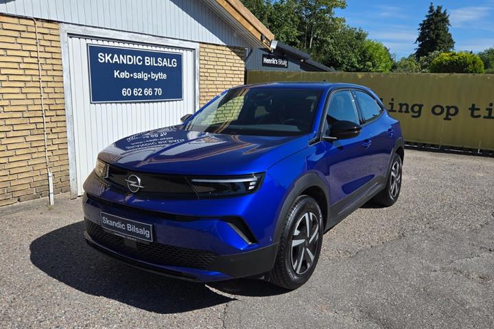 Blå Opel Mokka-e fra 2025 set udefra