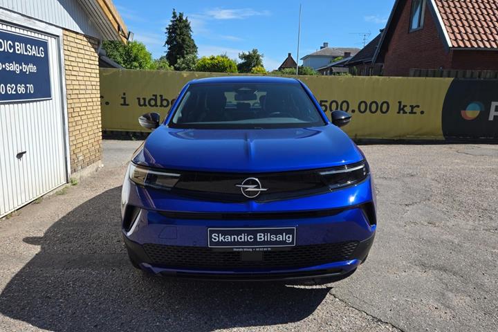 Blå Opel Mokka-e fra 2025