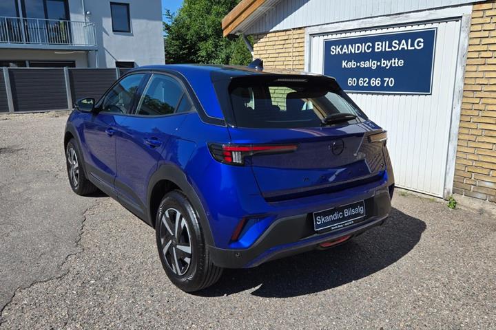 Blå Opel Mokka-e fra 2025